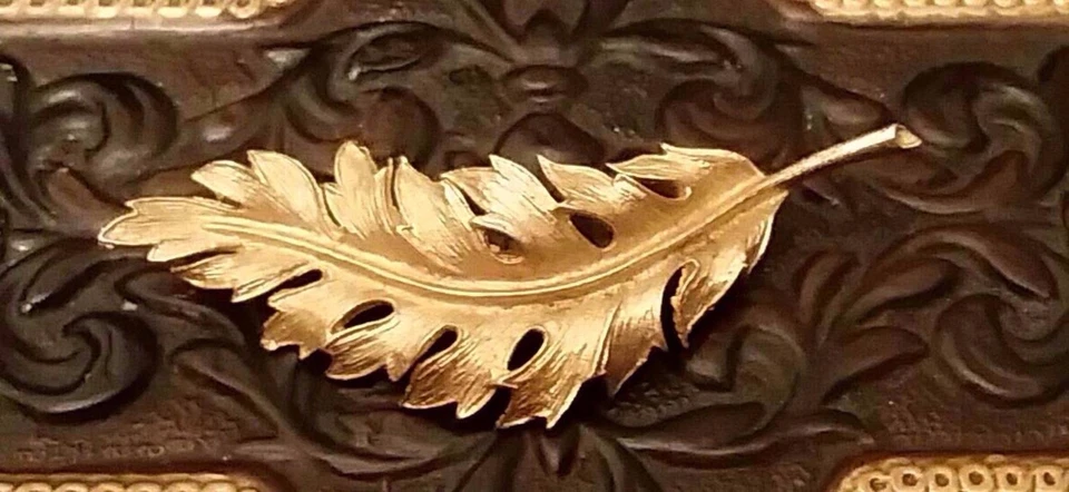 Broche folha de ouro grande vintage Coro meados do século MOD pena datado de 1961 cunhagem 3” - Imagem 1 de 4
