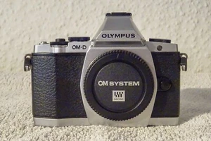Olympus OM-D E-M5, Gehäuse silber, 5300 Auslösungen, minimale Gebrauchsspuren - Bild 1 von 6