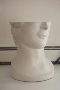 Tavolino/Comodino Urban Outfitters in ceramica bianca con busto - Foto 1 di 3