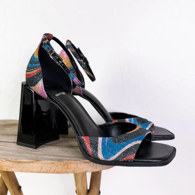 GB Mujer Y2K Retro Groovy Hippie Años 70 Brillo Remolino Bloque Tacones Sandalias 6.5 NUEVO Foto 1 de 4