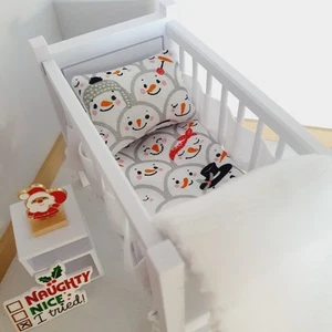 Juego de cama para cuna de Navidad para casa de muñecas - tema collage muñeco de nieve, hecho a mano en - Imagen 1 de 7