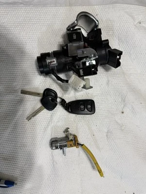 Interruptor de encendido Hyundai Accent MT 2012-2017 cilindro de bloqueo de puerta y 2 llaves sin niebla Foto 1 de 4