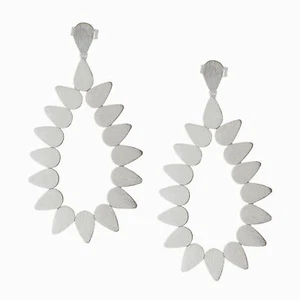 Pendientes destacados de lágrima abierta Sheila Fajl Livia enchapados en plata - Imagen 1 de 5