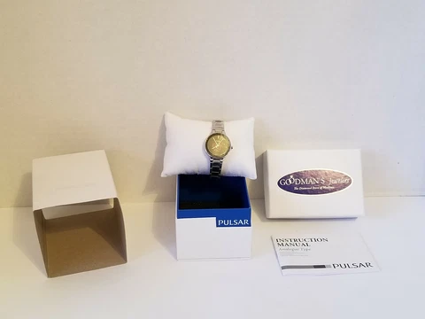 Women's Wisconsin Badgers Pulsar Stainless Watch by Goodman's Jewelers NIB Cover