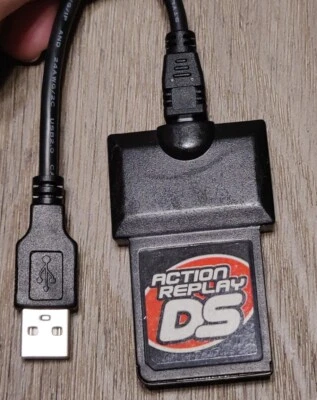 Action Replay DS Nintendo DS Autentico - TESTATO E PRECARICATO CON TRUCCHI POKEMON - Immagine 1 di 3