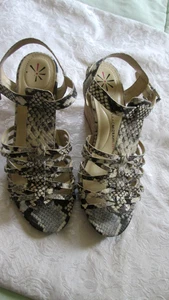 ISAAC MIZRAHI SIMMER2 8,5 W LEDER SCHLANGE T-RIEMEN KNÖCHELRIEMEN KORK KEILABSATZ SANDALEN - Bild 1 von 11