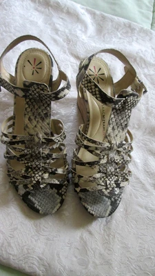 ISAAC MIZRAHI  SIMMER2 8.5W LEATHER SNAKE T-STRAP ANKLE STRAP CORK WEDGE SANDALS - Image 1 of 4