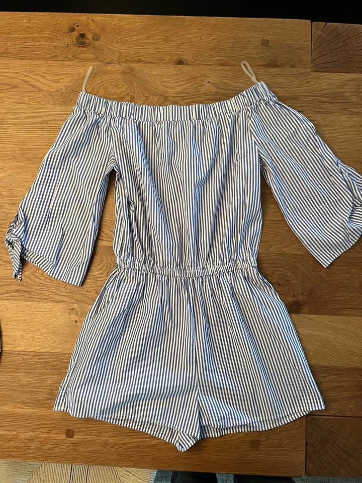 Mameluco Aqua a rayas con hombros descubiertos con detalles en la manga de lazo Foto 1 de 3