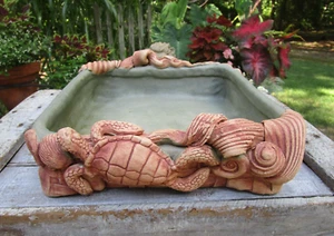 Plato Leo Karin Villaroman Charlestown 9”x 9” tortuga, conchas marinas, tejido de vida marina - Imagen 1 de 8