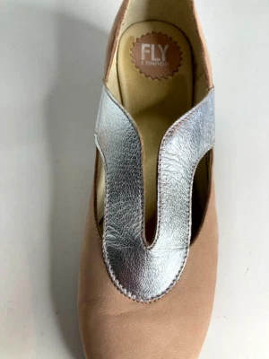 Zapatos sin cordones FLY London beige/rosa gamuza cuero plata tacón bloque 1,75" talla 8,5 Foto 1 de 4