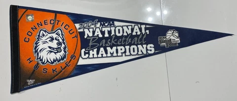 UCONN HUSKIES 2004 NCAA MENS BASKETBALL CHAMPIONS VINTAGE PENNANT  NEW Cover