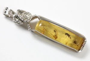 Amber with insects Pendant in Sterling Silver Wire Wrapping. 48.8 x 10.4mm. - Picture 1 of 8
