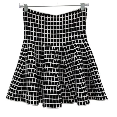 Mini-saia Rue21 Windowpane plissada cintura alta flare skatista tamanho M/L preto branco - Imagem 1 de 4