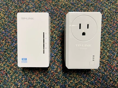TP-Link AV500 2-Port Wi-Fi Passthrough Powerline Adapter | Model TL-PA4020P - Bild 1 von 3
