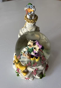 Disney 7,5" Mickey & Friends On Mountain Musik Glitzer Schneekugel Figur gebraucht - Bild 1 von 8
