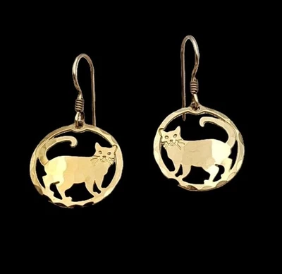 Pendientes colgantes Wild Byrde tono dorado martillados a mano gatos gato placa de oro belleza Foto 1 de 2