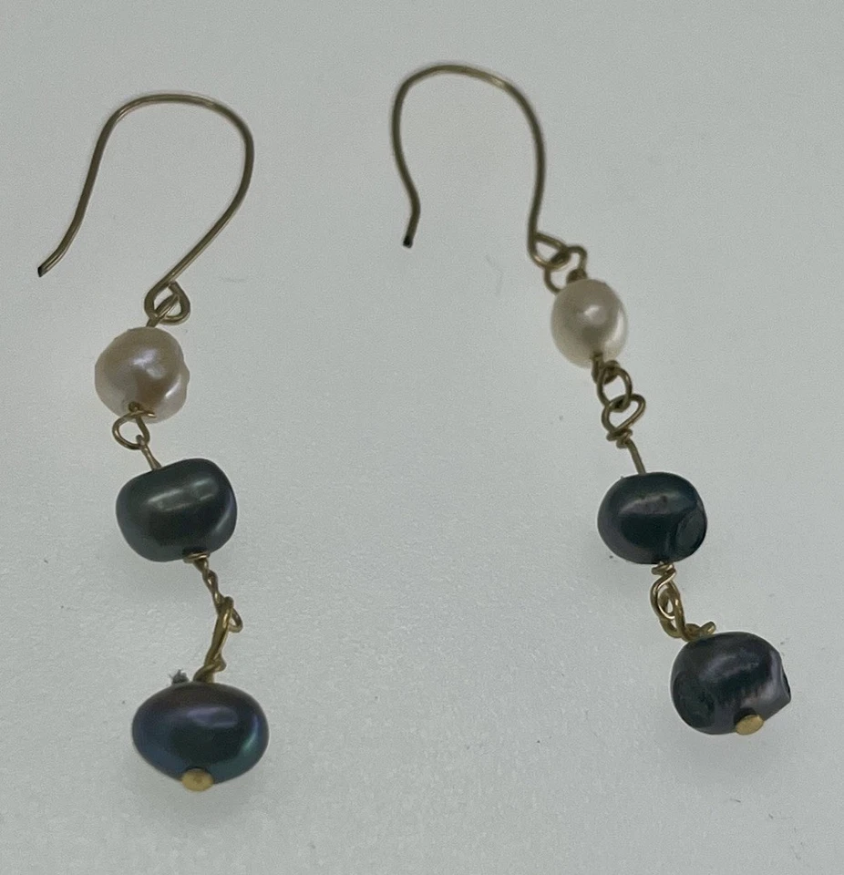 Pendientes artesanales gancho colgante perlas blancas y negras 14K G.F. Compra 3Envío gratis Foto 1 de 4
