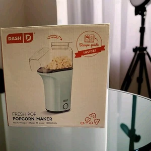 Máquina para hacer palomitas de maíz Dash® Fresh Pop en taza Aqua Popper para medir la porción de maíz para hacer estallar - Imagen 1 de 12