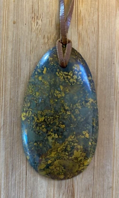 Collar colgante de jaspe océano ovalado verde oscuro y dorado sobre cuero 2-5/16 x 1-5/16" Foto 1 de 4