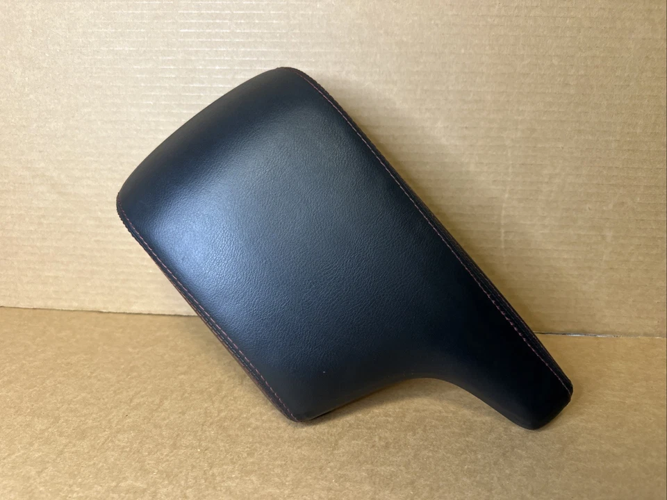 Оригинальный кожаный черный передний центральный подлокотник с красной строчкой для Mazda 3 2014–2018 годов выпуска - Изображение 1 из 4