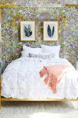 Roupa de cama Anthropologie X LazyBones - Colcha queen de algodão orgânico roseta branca - Imagem 1 de 3