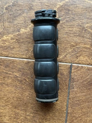 Empuñadura ISO derecha negra Kuryakyn para Harley Davidson con cable acelerador lateral Kury Foto 1 de 4