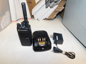 Motorola XPR3300e UHF 403-512MHZ Two Way Radio 16CH AAH02RDC9VA1AN - Zdjęcie 1 z 8
