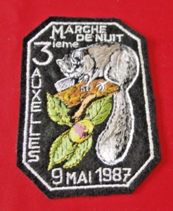 Ecusson feutre brodé fil argenté Belgique AUXELLES 3è MARCHE DE NUIT 9mai 1987 - Picture 1 of 2