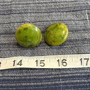 Vintage GRÜN gelb MARMORIERT BAKELIT KNOPF Clip OHRRINGE - Bild 1 von 5