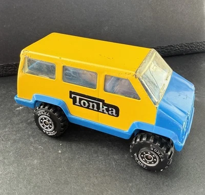 Brinquedo antigo vintage Tonka VAN 1978 azul e amarelo - Feito nos EUA - comprimento aproximado de 4” - Imagem 1 de 4