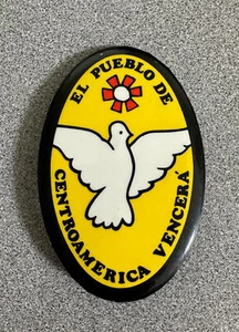 EL PUEBLO DE CENTROAMERICA VENCERA 1983 Anti US El Salvador Intervention PINBACK - Picture 1 of 2