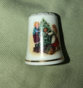 Vintage 1982 Avon Christmas Thimble - Picture 1 of 7