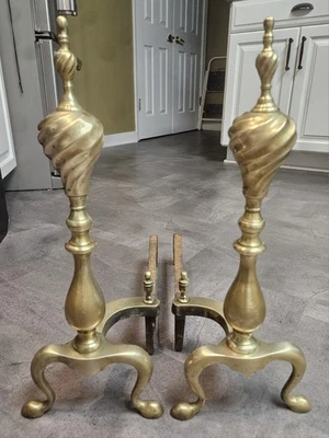 Par de antiguos estilo federal Chippendale Andirons de latón y hierro fundido  Foto 1 de 4