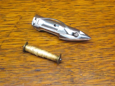 SINGER 27/127 Sewing Machine Long Shuttle Bobbin Case & 1 Bobbin Good Condition - Image 1 of 4