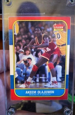 1986 Fleer Houston Rockets Akeem Olajuwon #82 (RC) - Imagem 1 de 2