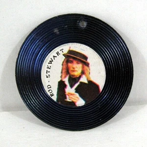 1976 Collana Record Metal Rod Stewart Charm A Night On The Town Old Stock - Foto 1 di 1