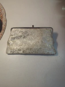 VINTAGE WOMEN’S 8x4 White W/ Gold Floral Design CLUTCH PURSE - Picture 1 of 15