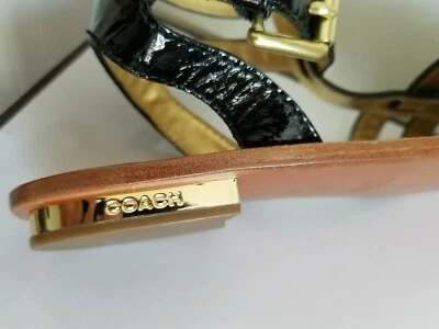 SANDALIAS COACH SABRINA NEGRAS CHAROL DORADO LOGOTIPO GLADIADOR US 8.5 ME ENCANTAN LOS ZAPATOS Foto 1 de 4