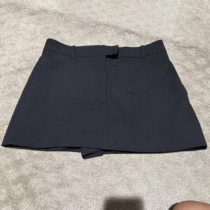 Schwarzer Rock/Skort im Hosenstil von Zara. Gr. M. NEU! - Bild 1 von 16