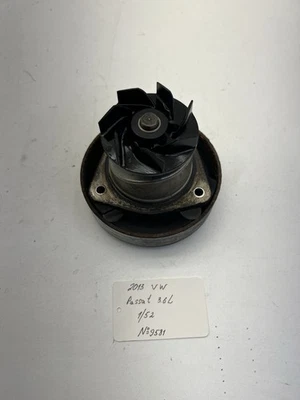 Водяной насос 2013 Volkswagen Passat 3,6 л от оригинального производителя. - Изображение 1 из 4