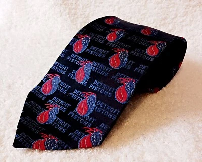 Corbata 100 % seda nueva con etiquetas NBA Detroit Pistons negra azul roja cabeza de caballo Foto 1 de 2