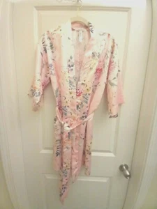 NUEVO SIN ETIQUETAS FLORA NIKROOZ Pijama Bata Rosa Floral Poliéster Cinturón S/M - Imagen 1 de 3
