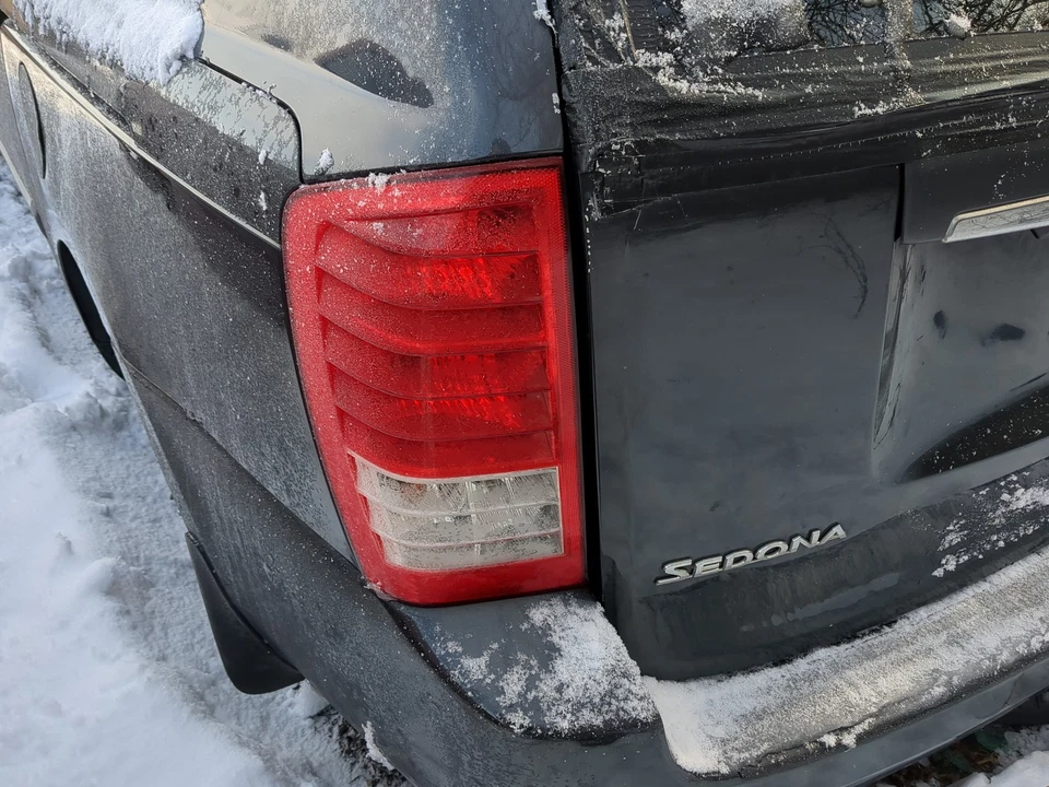 Оригинальный левый задний фонарь для KIA Sedona 2010–2014 годов выпуска DCR0E - Изображение 1 из 1