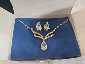 Juego de collar y pendientes colgantes Avon Pear Drop, juego de regalo nuevo y en caja 2008 - Imagen 1 de 5
