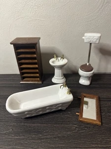 Juego de baño de porcelana miniatura vintage para casa de muñecas 5 piezas espejo de estante de madera - Imagen 1 de 17