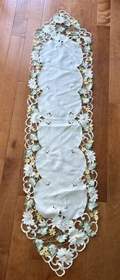 Current Catalog~Holiday Spring Easter Summer Table Runner ~Daisy White/Yellow - Image 1 of 4