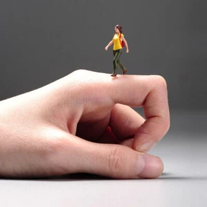 1/64 Scene Props Yellow Vest Girl Miniature Figures Model For Cars Vehicles Toys - Picture 1 of 6