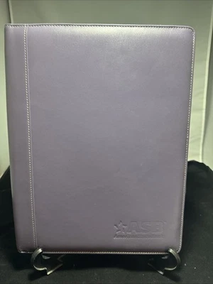 Cuaderno portafolio de cuero púrpura claro Levenger tamaño letra con monograma Foto 1 de 4