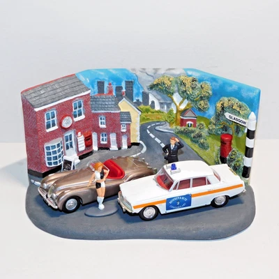 VANGUARDS DIORAMA SET ROVER 2000 POLICE + JAGUAR XK120 BRONZE 1/43 PD1002 - Image 1 of 4