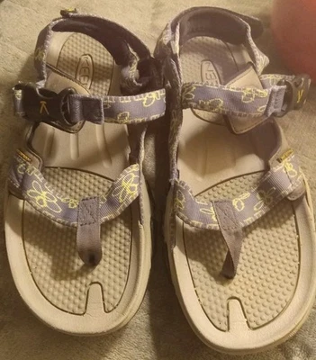 Sandalias planas Keen para mujer 9 correas Foto 1 de 4